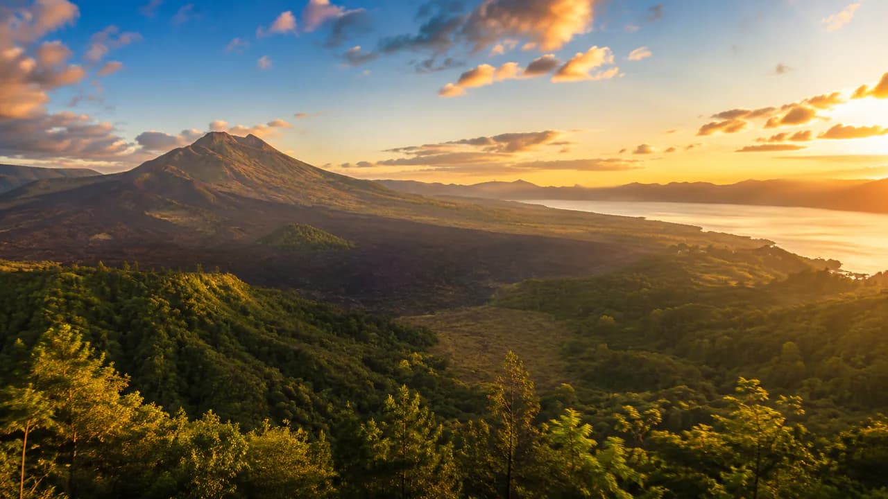 Pemandangan Gunung Batur, Danau Batur, dan lanskap vulkanik Kintamani di Bali.