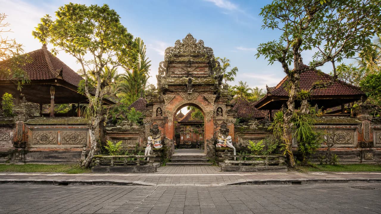 Gerbang dan arsitektur tradisional Bali di kawasan pusat Ubud.